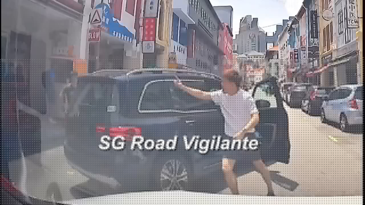 20sep2025 #SKU8319M mercedes GLB quarrel  over parking lot and holding up the traffic