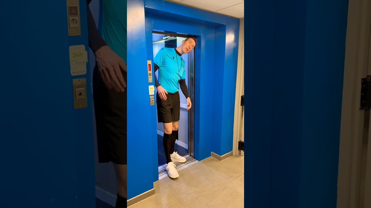 Tallest referee.. 🤕