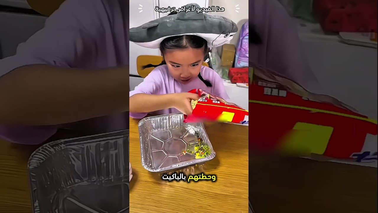 هذه الطفلة تأكل نودلز بدون ان تعلم امها بطريقة جميلة