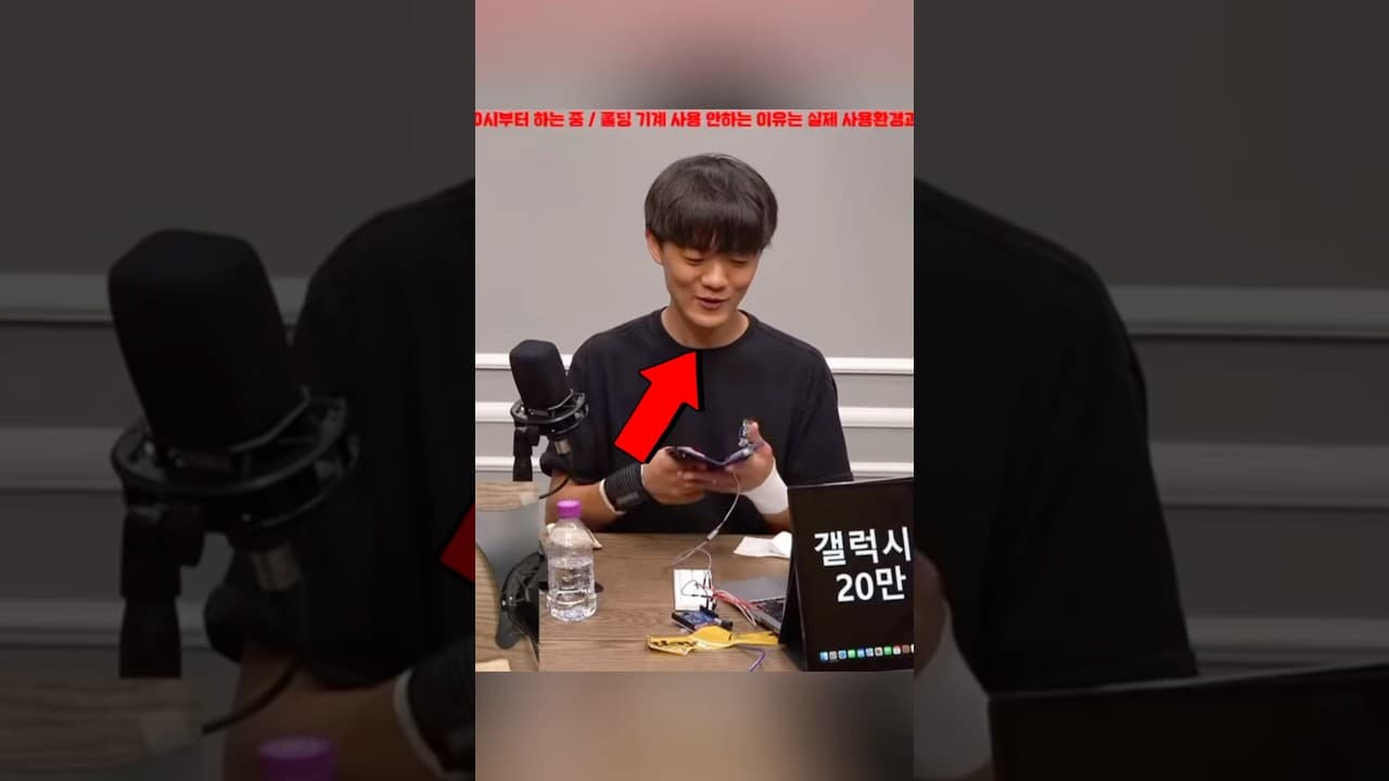 Er faltet ein Samsung Handy 200.000 Mal mit der Hand 💀 #shorts