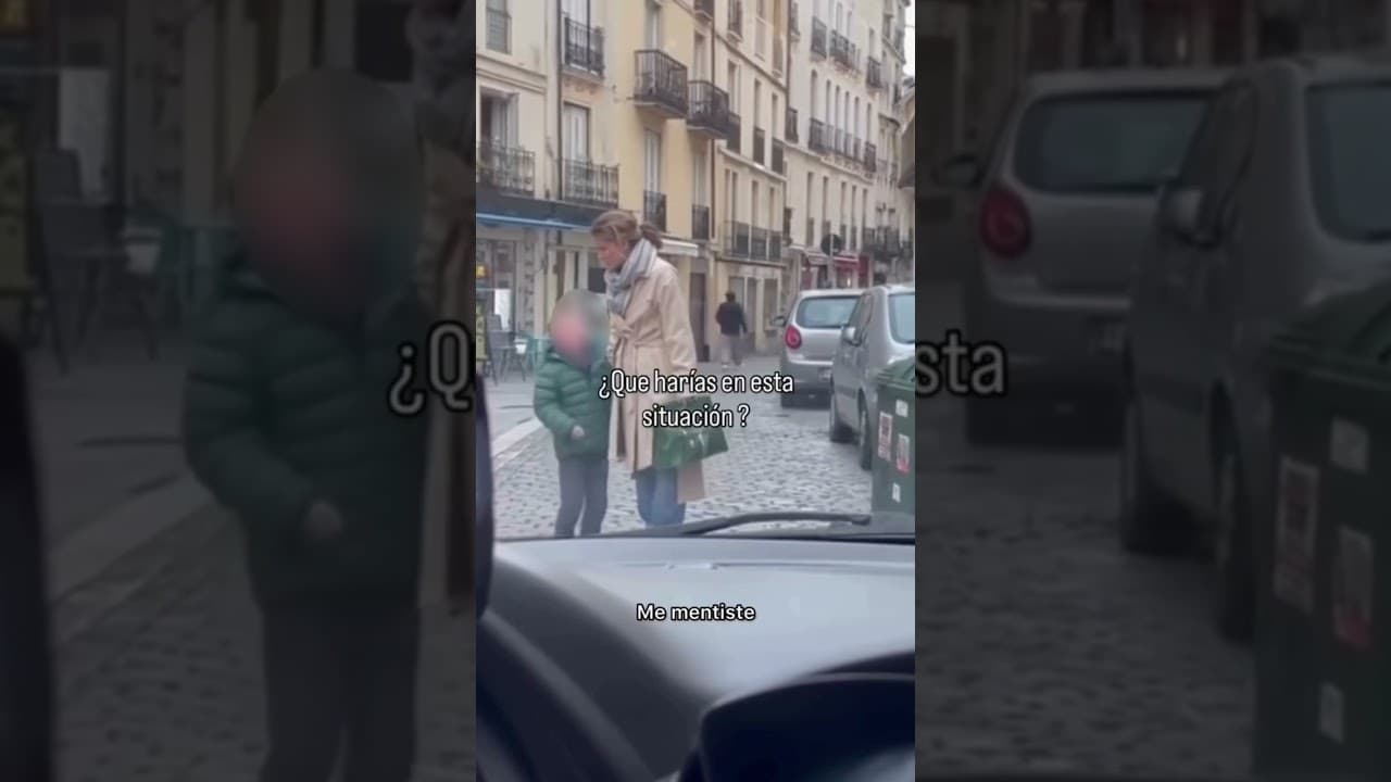 El niño le pegó a la mamá.