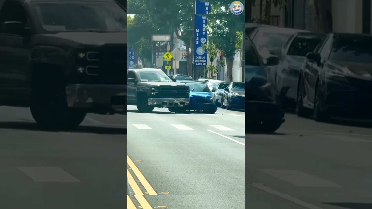 what is this 😳? Chevrolet pickup truck Vs toyota sedan. This is not right fight with equal opponent.