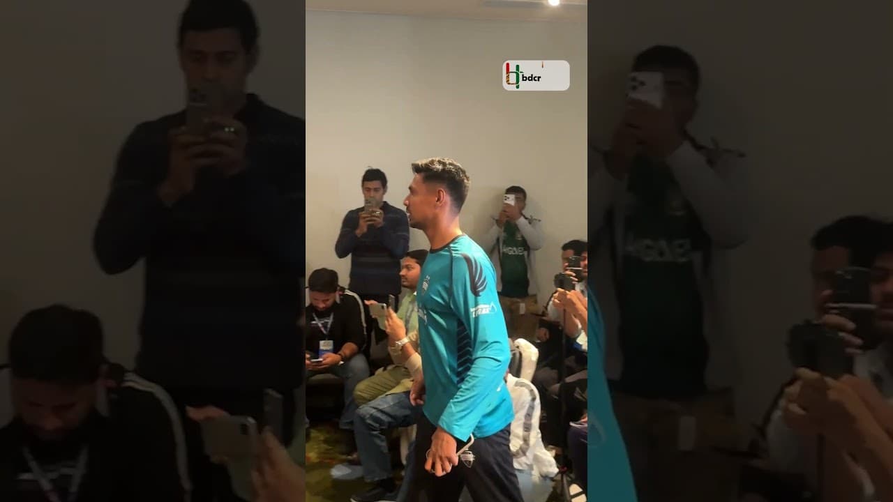 মুস্তাফিজকে সামনে বসানোর জোর চেষ্টা মিরাজের, নাকচ করে ফিজ দাঁড়ালেন পেছনেই 😅 #Miraz  #Mustafiz