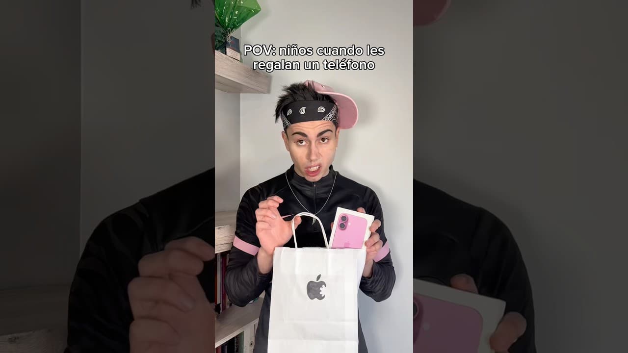 Niños cuando les regalan un teléfono 😂