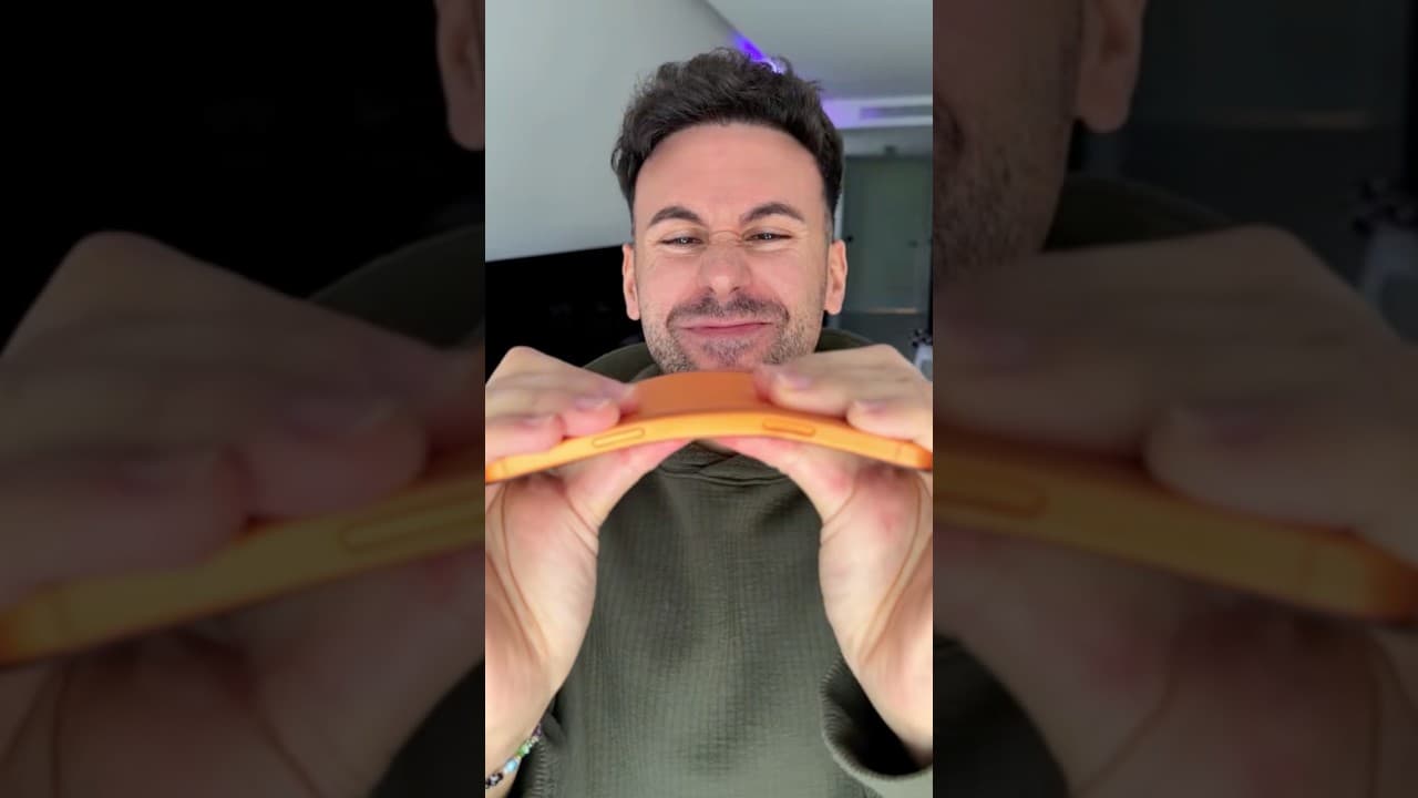 doblando un iPhone 17 Pro Max 😤