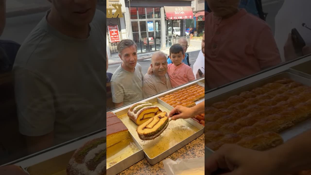 We’re at @fatih_parlar in Istanbul with the boys for Fatih Wrap (Revani Cake) 😋 With @yemedengezme