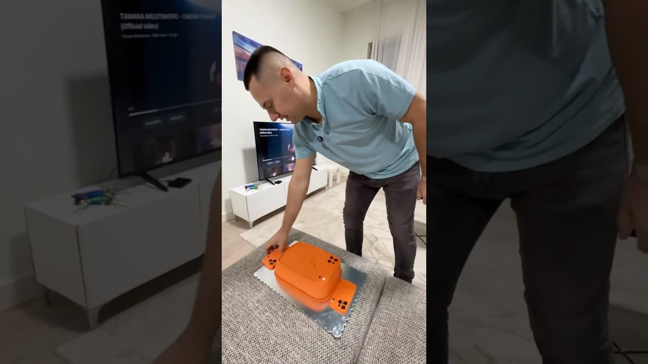 Zvoni mi Iphone 17 pro #iphone17pro #funny #žena #funny #fypシ