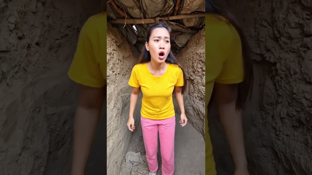 Gorila itu ingin menyakiti wanita ini.