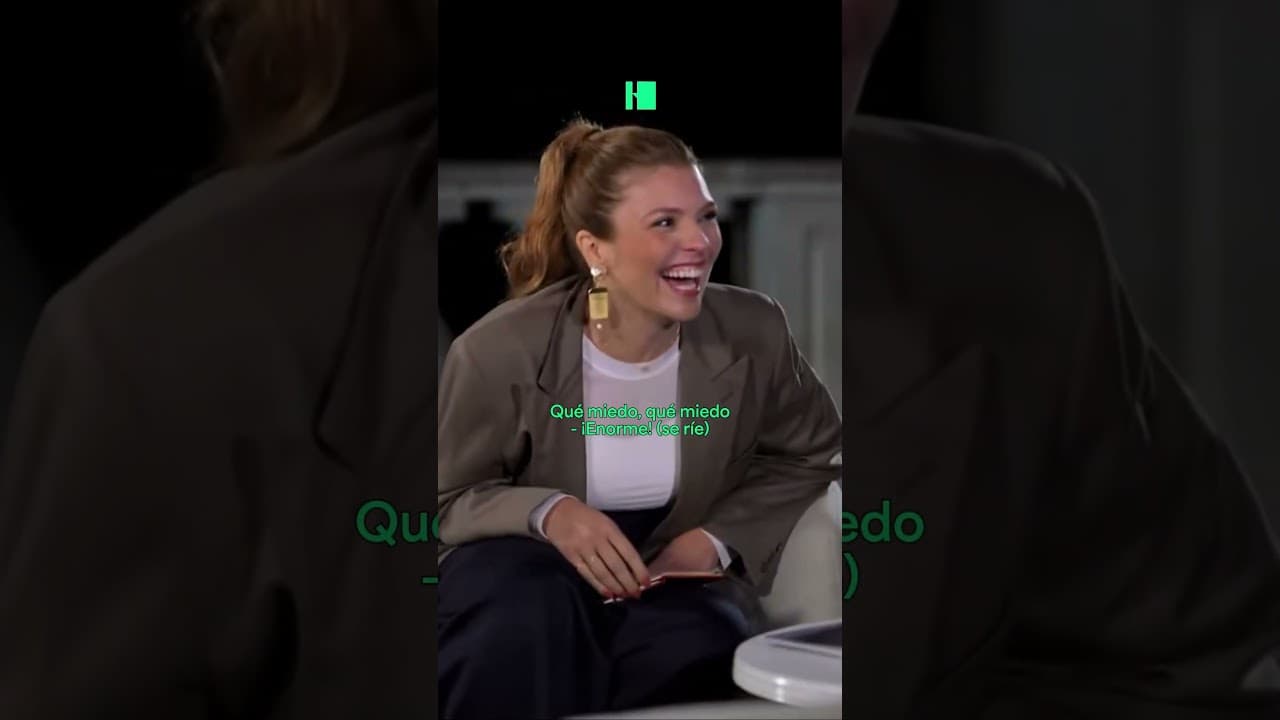 ROSALÍA se asusta con un bicho