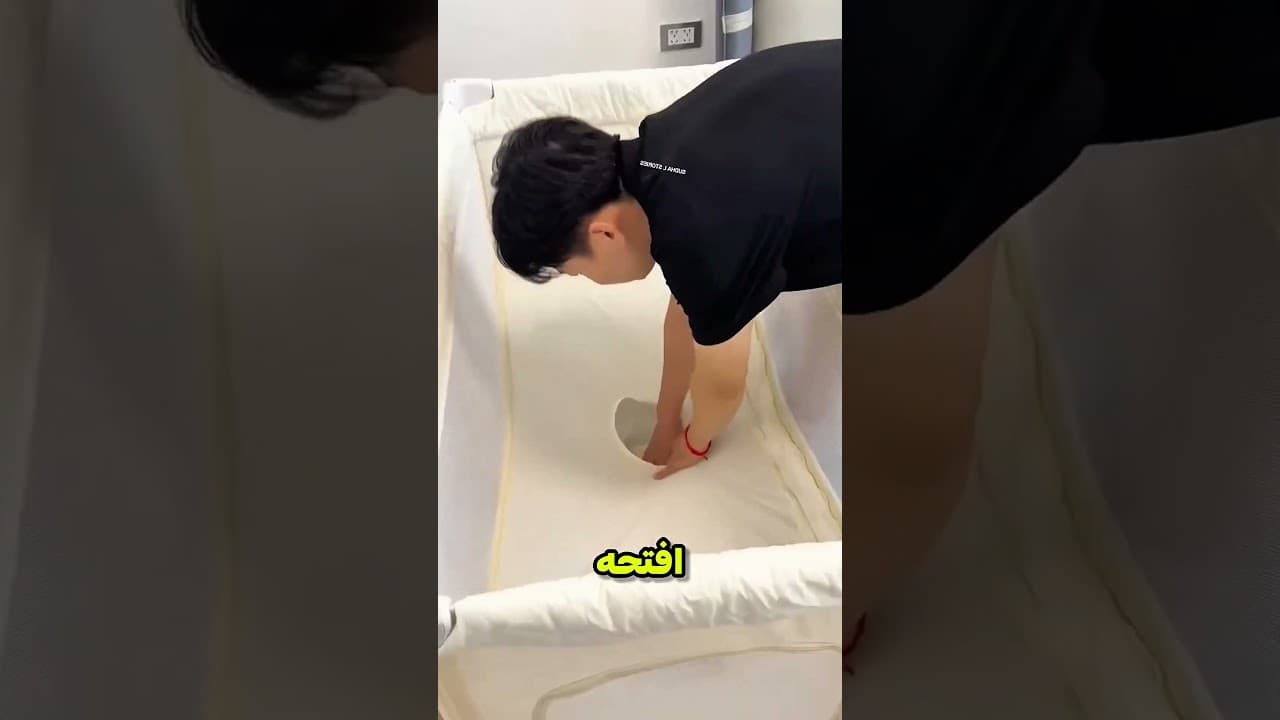 الراجل دا اتصدم من سرير البيبي 😳