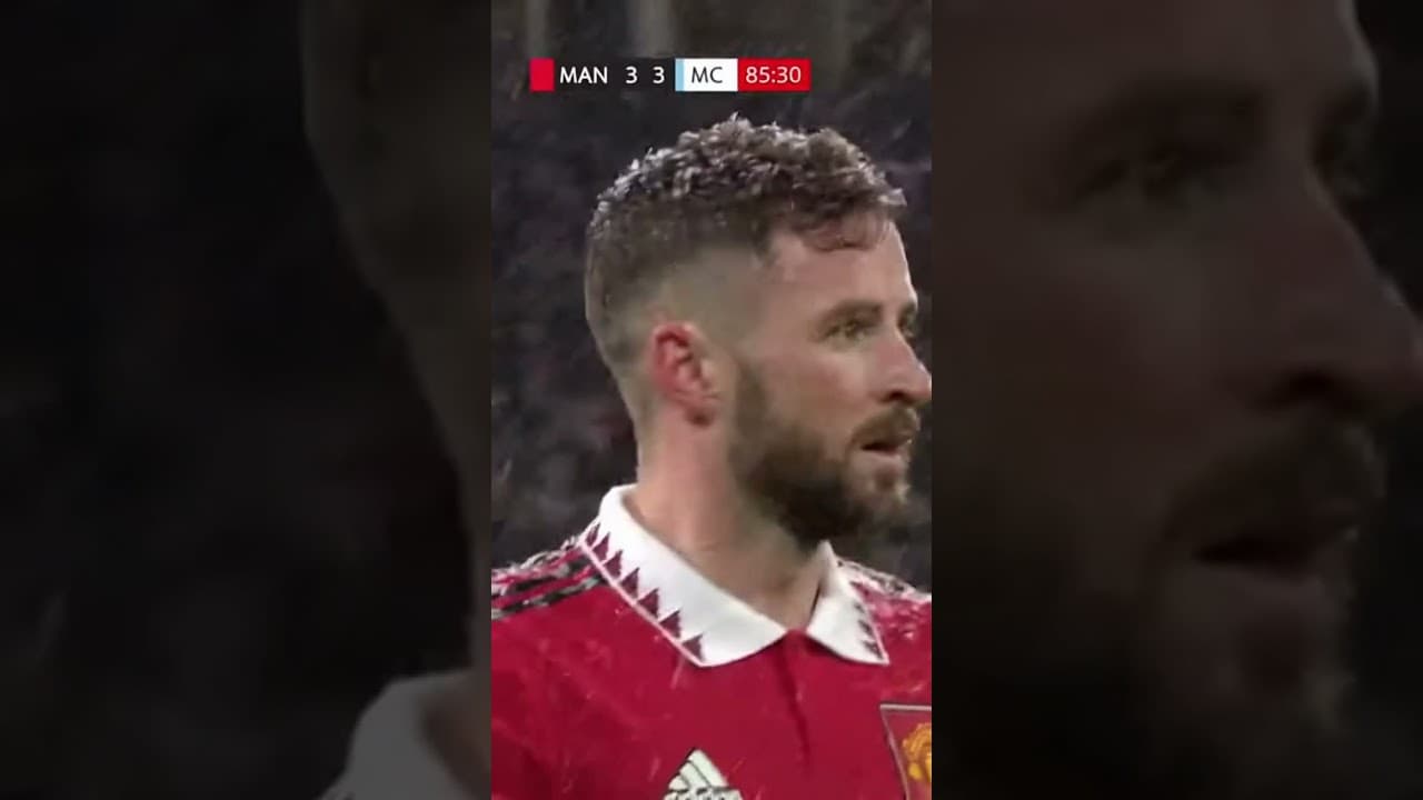 Snowy Cat Save Interrupts MAN vs MC! Кіт рятує гол під снігом! Неймовірний момент у матчі