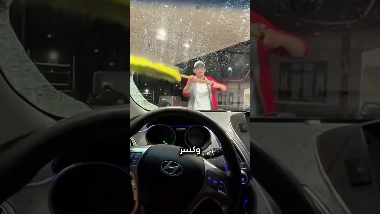 عامل تنظيف يكسر الزجاج دون أن يدري 😳 | #shorts