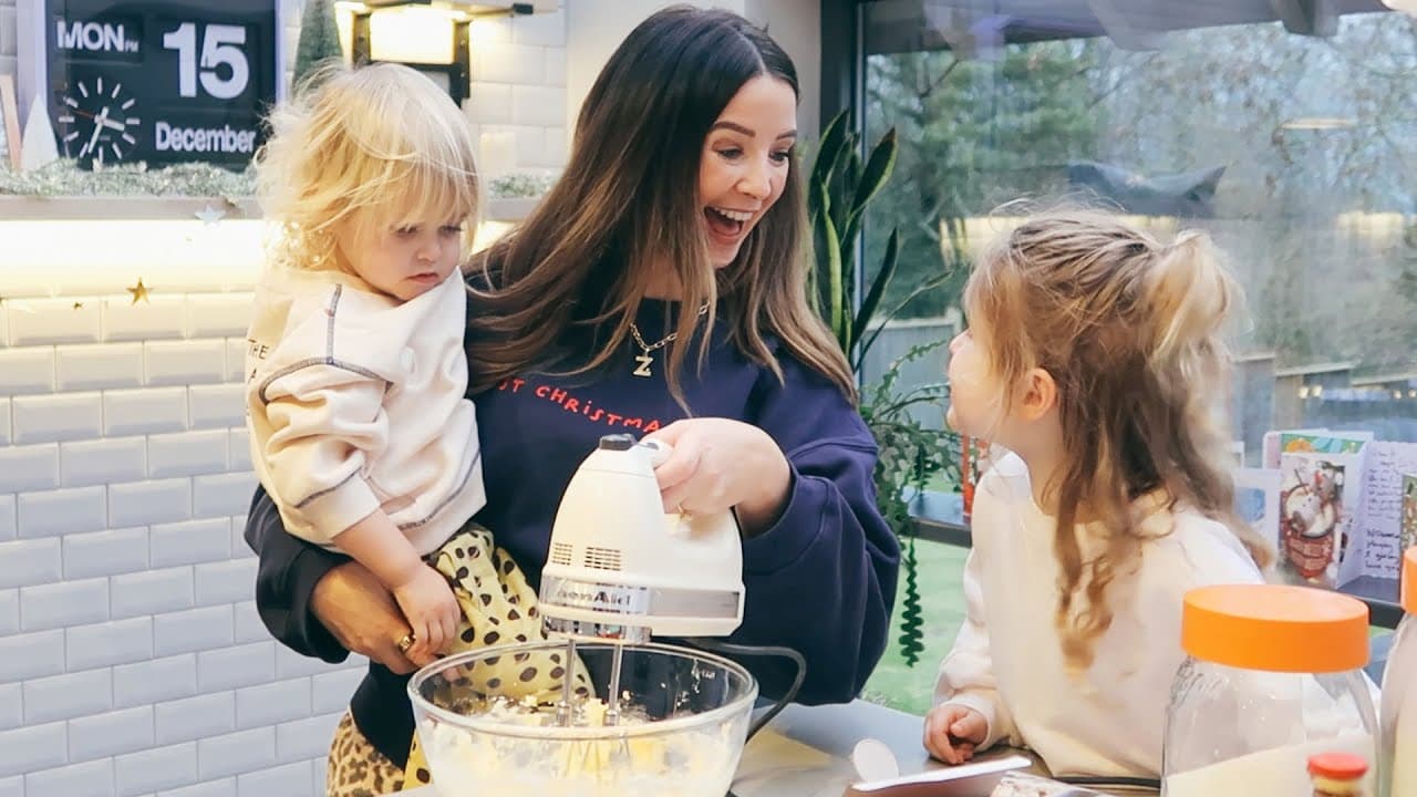 Baking Green Grinch Waffles & Chocolate Peppermint Cookies | Vlogmas Day 15