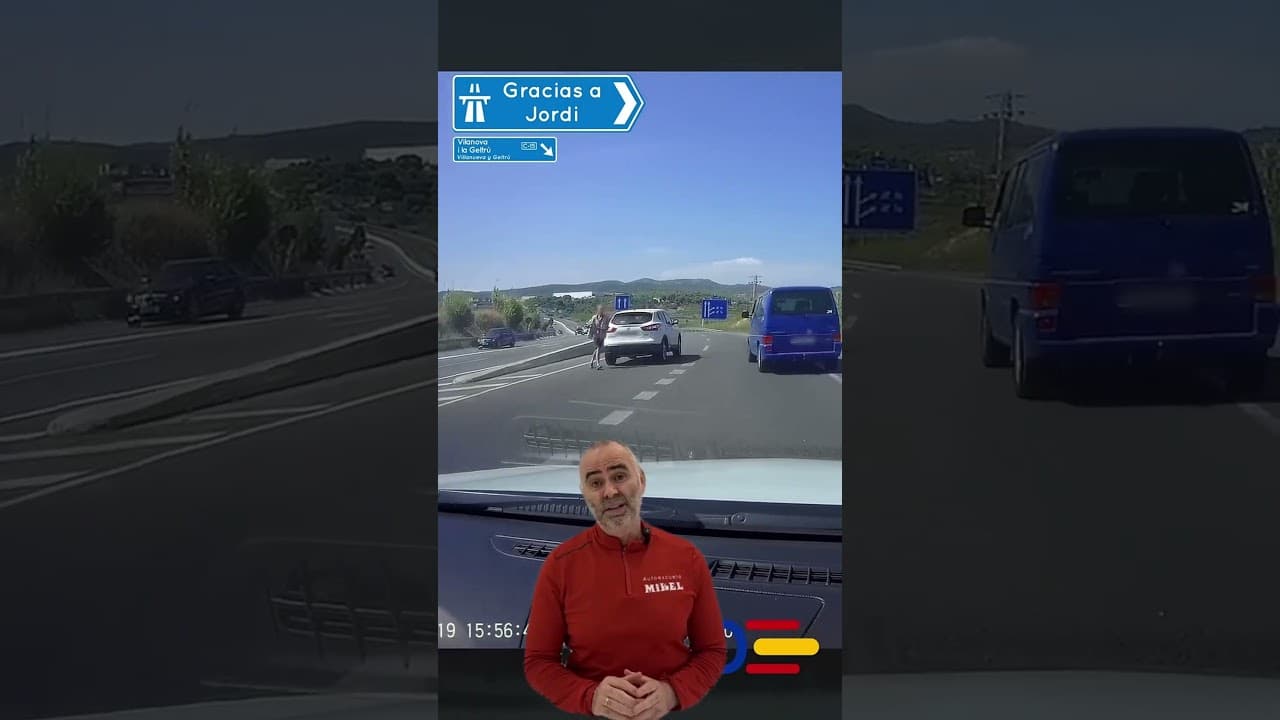 A este conductor le va tocar aprender a hacer la rotonda de la peor manera